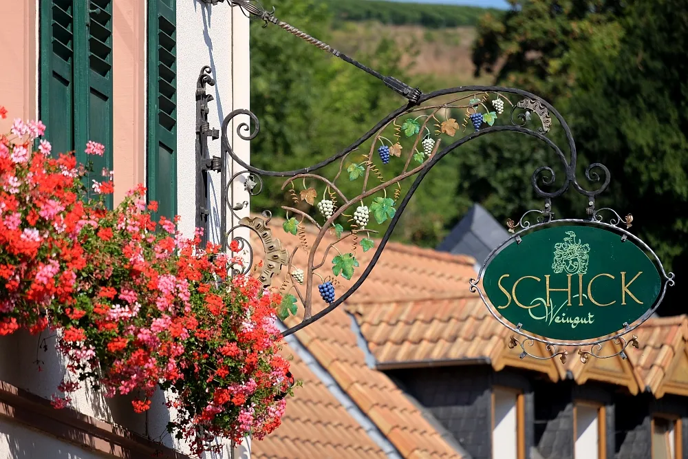 Das Weingut A. Schick in der Kreinergasse, Jugenheim mit charakteristischem Hängeschild